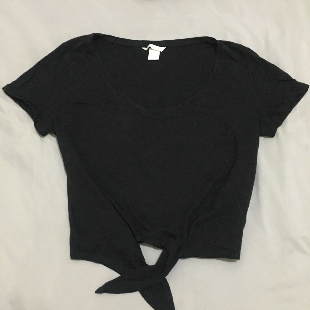 H&M basic front tie crop top (black) (Category: Shirts) located in Caloocan City. Submitted by nadicart (Listing ID 1210137681, Image 1). Description: Size: fits S-M Color avail: Black.
