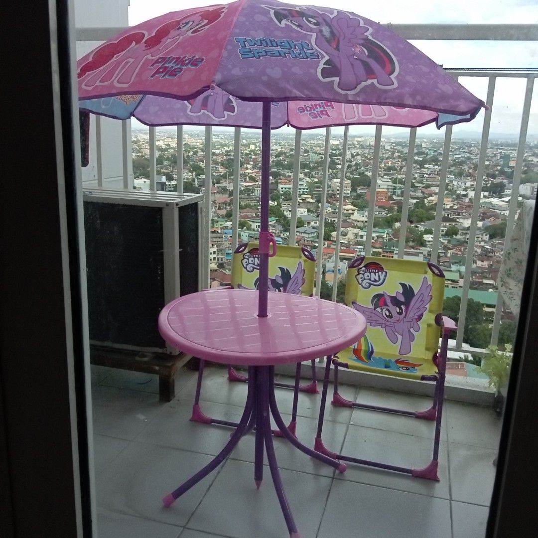 My little pony store table and chair set