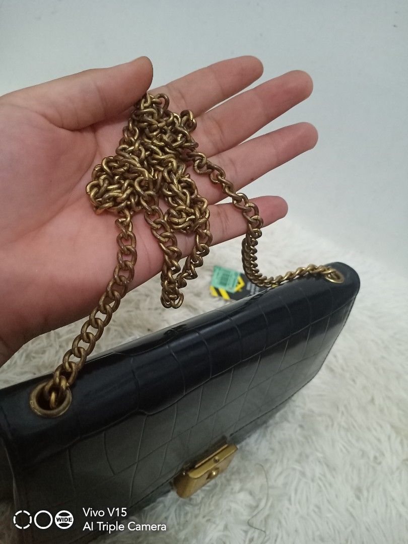 Mulberry mini wallet chain (Category: Luxury Bags & Wallets) located in Tagum. Submitted by luxbagelyas (Listing ID 1210088925, Image 3). Description: with tarnish sa hardware wallet on chain mini size kasya phone with sign of use good condition.