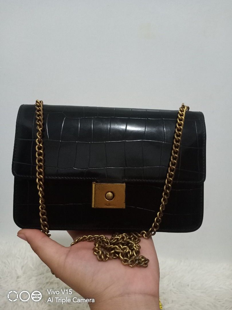 Mulberry mini wallet chain (Category: Luxury Bags & Wallets) located in Tagum. Submitted by luxbagelyas (Listing ID 1210088925, Image 2). Description: with tarnish sa hardware wallet on chain mini size kasya phone with sign of use good condition.