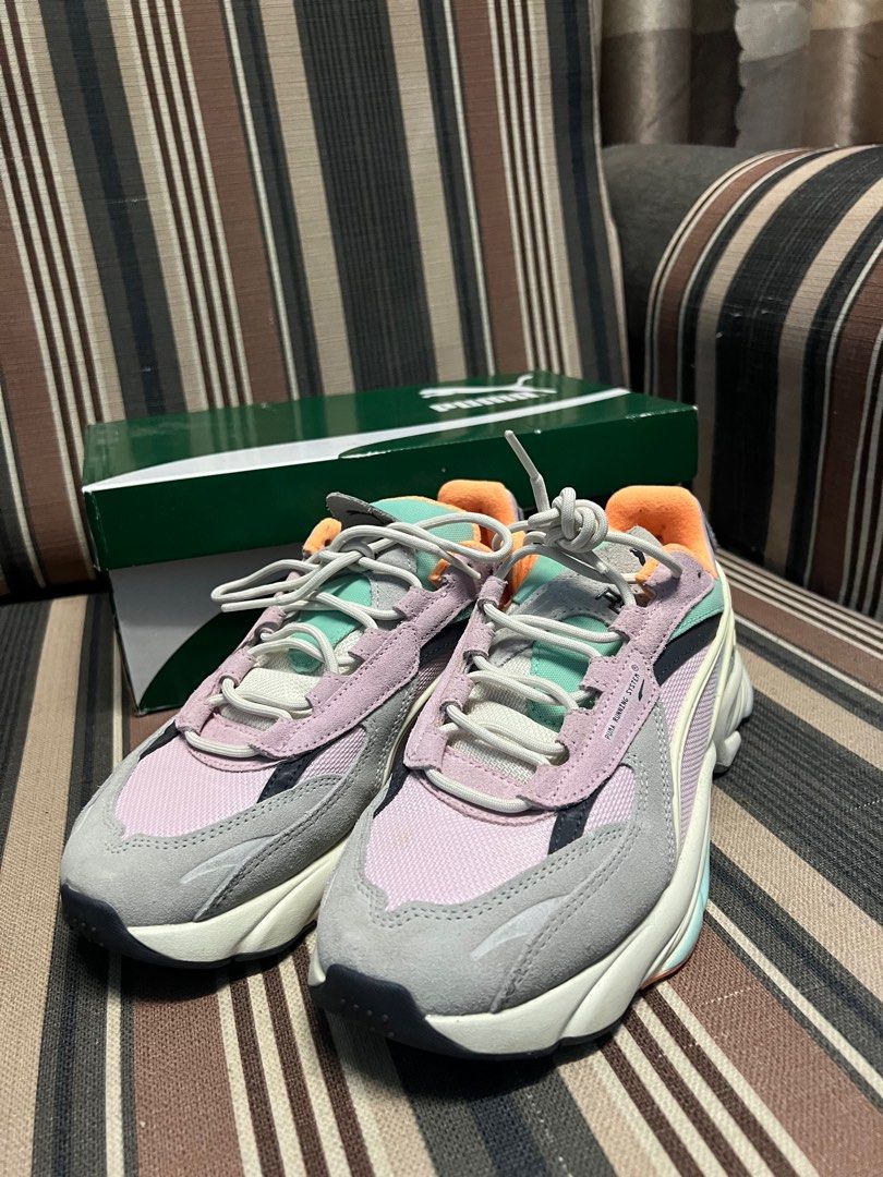 Pink and gray pumas shop
