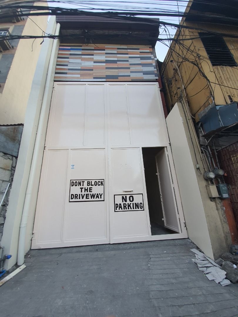 ROOSEVELT Quezon City Warehouse 400 SQM 3 Floors Along Main Road No