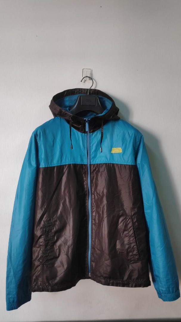Windbreaker Uniqlo, Men's Fashion, Coats, Jackets and Outerwear on Carousell