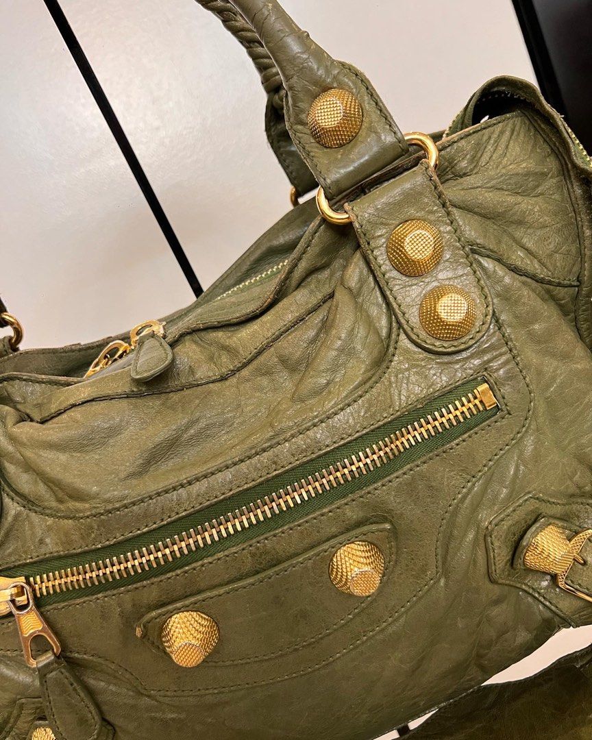 Authentic Balenciaga Classic city (Category: Luxury Bags & Wallets) located in Pasig City. Submitted by closetqueen8888 (Listing ID 1210406289, Image 2). Description: Authentic Balenciaga Classic City GHW Well used with signs of usage Hardware intact & in good condition Price P25,000 +SF.
