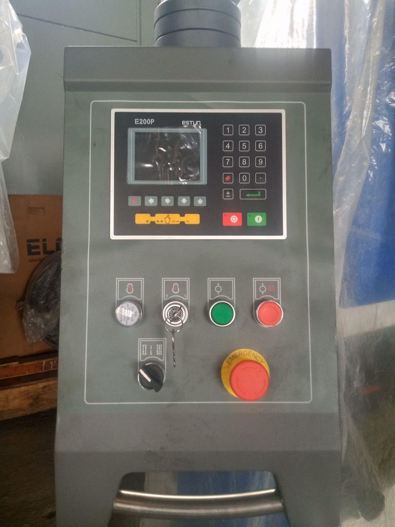 HARSLE HYDRAULIC PRESS BRAKE 100T/3200mm, Commercial & Industrial