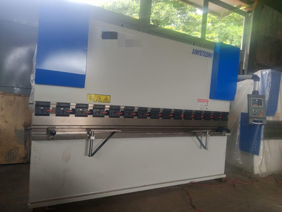 HARSLE HYDRAULIC PRESS BRAKE 100T/3200mm, Commercial & Industrial