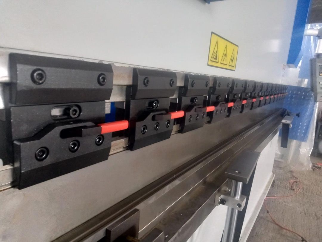 HARSLE HYDRAULIC PRESS BRAKE 100T/3200mm, Commercial & Industrial
