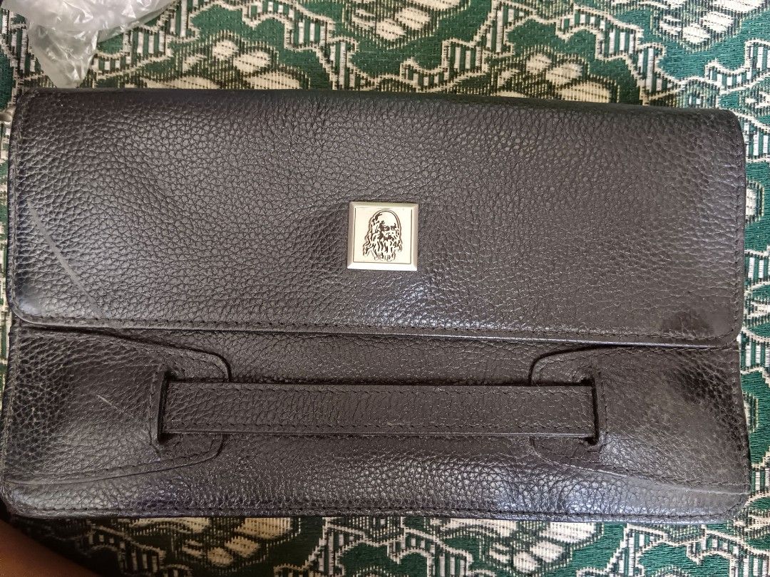 Leonardo di gasun wrislet (Category: Belt bags, Clutches and Pouches) located in Zamboanga. Submitted by bags2bags2bags (Listing ID 1210268993, Image 1). Description: preloved wrislet issue scratch konti sa body but no malalang issue pm for pics.