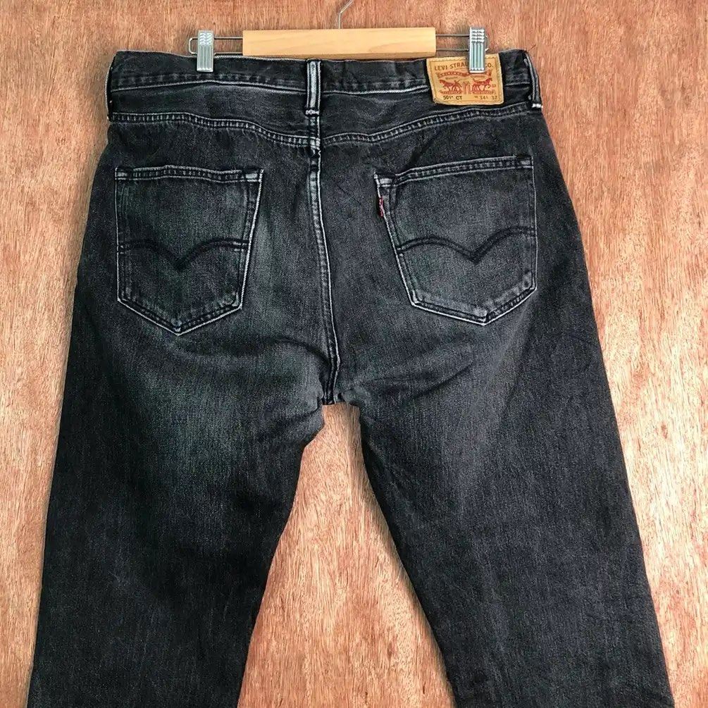 Black distressed levis hot sale