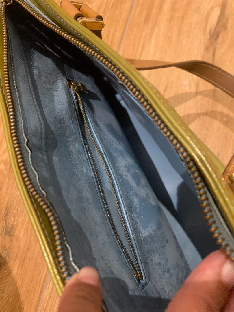Vintage Louis Vuitton Vernis Reade (Category: Luxury Bags & Wallets) located in Antipolo. Submitted by imeeeeeeeee (Listing ID 1210337922, Image 3). Description: Needs deep cleaning and restoring Authentic 💯 .