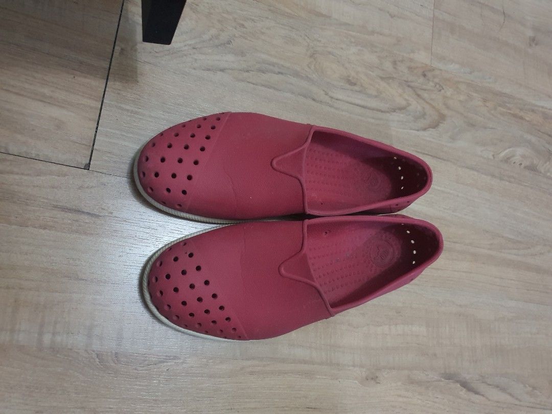 Native shoes, Women's Fashion, Footwear, Slippers and slides on Carousell