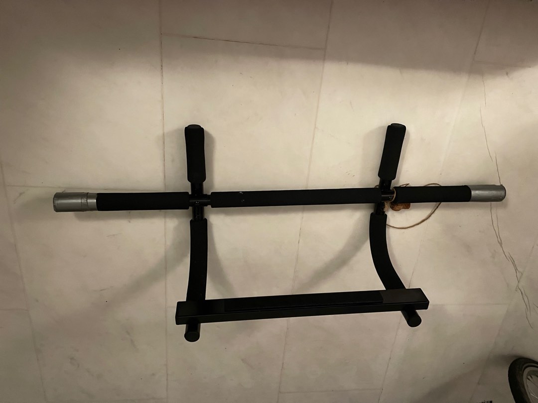 Pull up bar for door frames used but still sturdy, Sports Equipment
