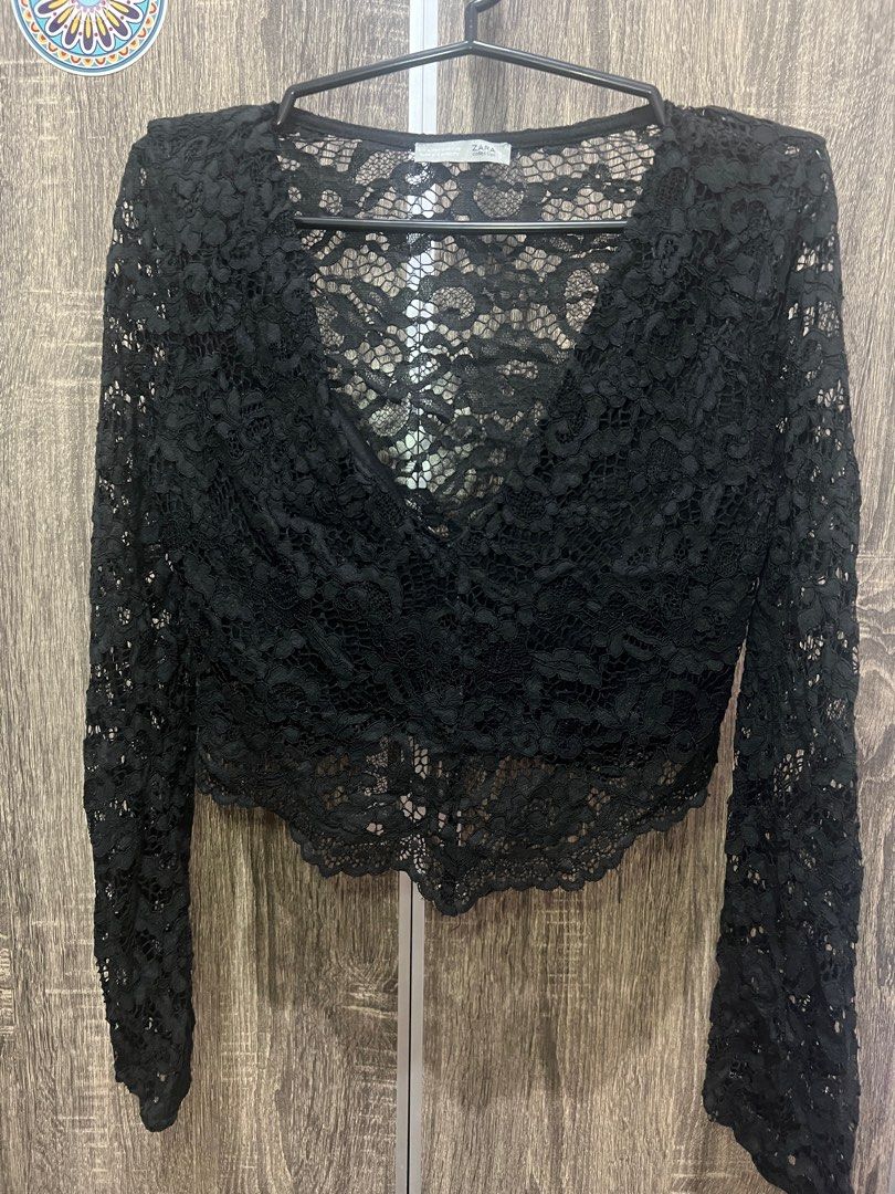 ZARA SEMI CROPPED LACY LONGSLEEVES (Category: Longsleeves) located in Tacurong. Submitted by burbee05 (Listing ID 1210358583, Image 1). Description: like new with inner fits xs super black in actual zara x uniqlo x topshop x mk.