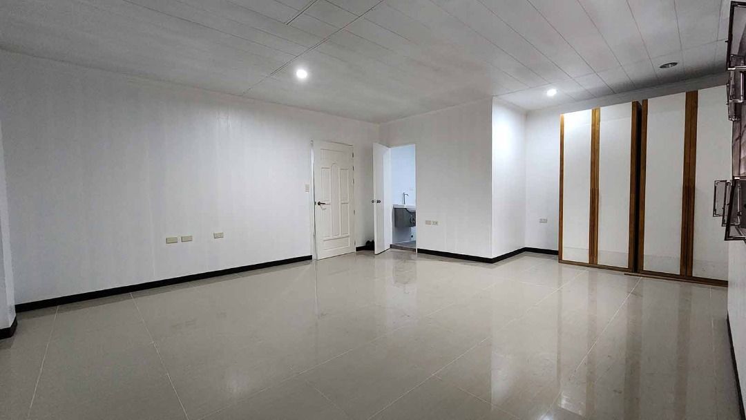 4 Bedrooms Single Detached CONTEMPORARY MODERN DESIGN East Fairview Quezon City Near FEUNRMF