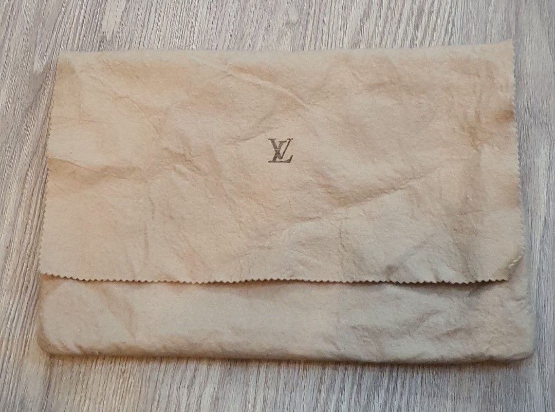 Authentic lv dust bag gamusa (Category: Luxury Bags & Wallets) located in Cavite. Submitted by ohmie23 (Listing ID 1210551334, Image 1). Description: Authentic lv dust bag gamusa.