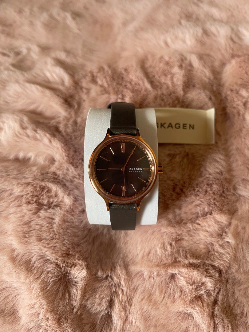 Brand New Skagen Watch (Category: Women's Watches) located in Makati City. Submitted by vireeza09 (Listing ID 1210483314, Image 2). Description: Brand New Skagen Watch 💯 Authentic from the US Comes in a generic Box PM for Inquiries 😊.