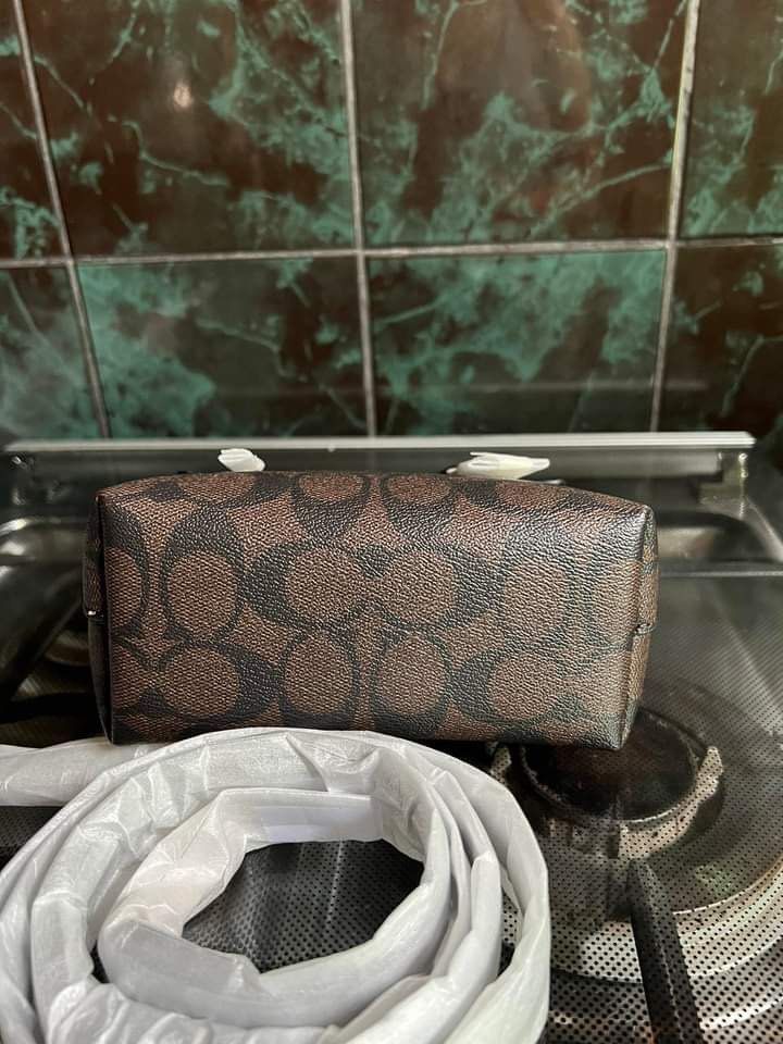 coach mini gallery (Category: Luxury Bags & Wallets) located in Calamba. Submitted by zarahzion (Listing ID 1210422391, Image 3). Description: coach mini gallery tote comes with tag,cc & polyplastic Guranteed original & brandnew from USA 🇺🇸 LALAMOVE READY 📍Cavite LBC.
