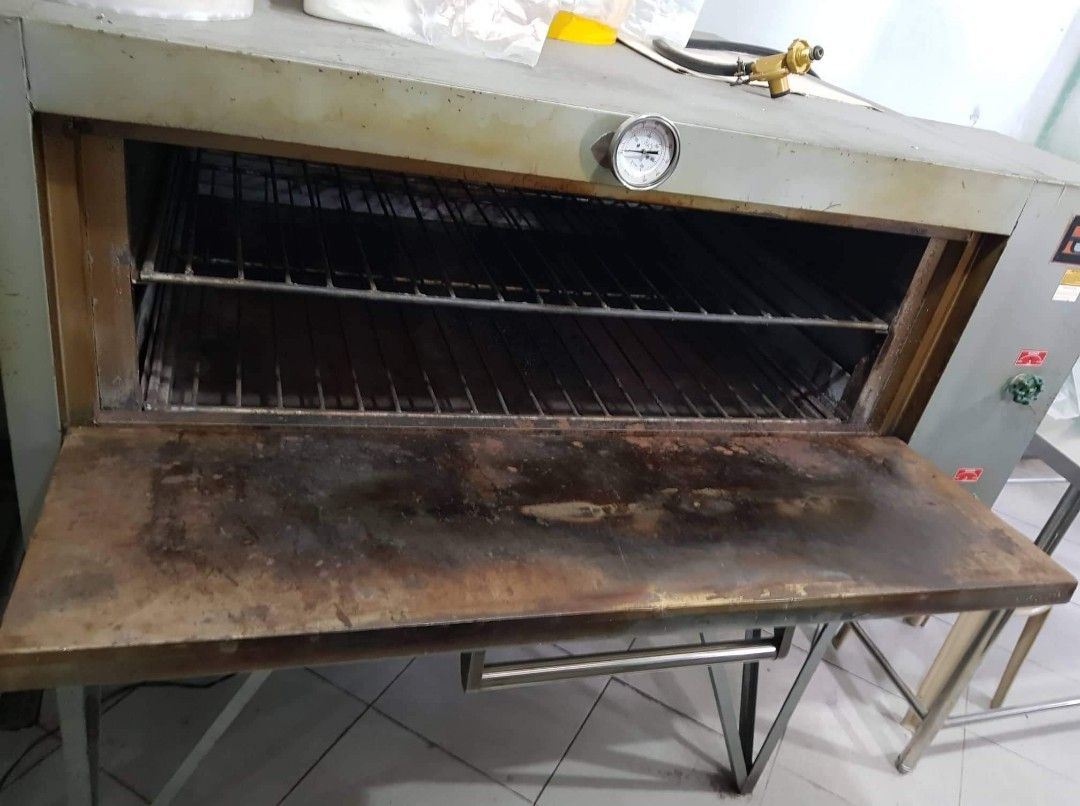 Gas Oven (package) Stainless Banca and Table (Category: Bakeware) located in Quezon City. Submitted by Eyyy30 (Listing ID 1210523873, Image 2). Description: Gas Oven w/ Thermometer, Gas regulator + Wood Pala and other equipment + Stainless Banca 2x4 + Stainless Table 3x6ft *Kindly check other baking equipment, negotiable pag marami. RFS: wala na magaasikaso bakery Novaliches QC.