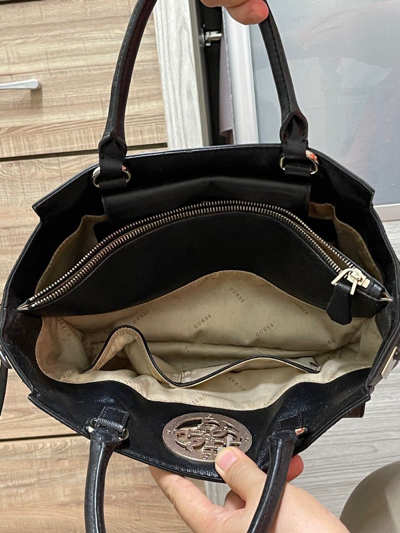 GUESS HANDBAG (Category: Tote Bags) located in Kuala Lumpur. Submitted by syuhada94 (Listing ID 1210455953, Image 2). Description: Jarang guna.