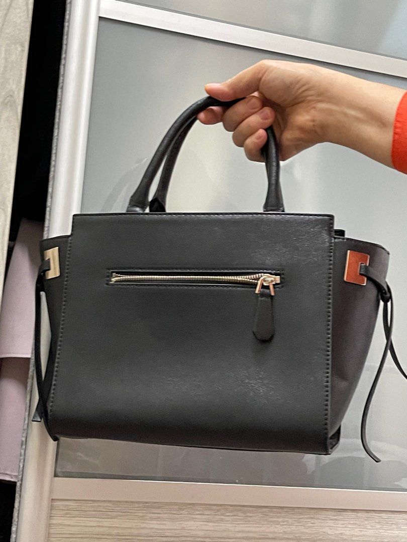 GUESS HANDBAG (Category: Tote Bags) located in Kuala Lumpur. Submitted by syuhada94 (Listing ID 1210455953, Image 3). Description: Jarang guna.