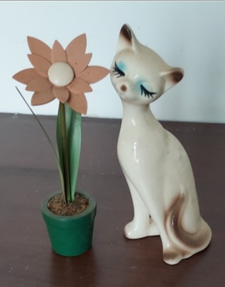 Vintage 1960s Kitsch White China Cat Kitten Figurine Ornament