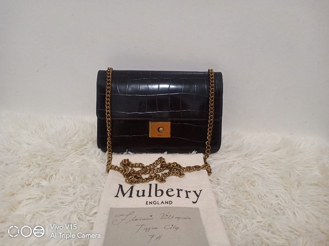 Mulberry mini wallet chain (Category: Luxury Bags & Wallets) located in Tagum. Submitted by luxbagelyas (Listing ID 1210088925, Image 1). Description: with tarnish sa hardware wallet on chain mini size kasya phone with sign of use good condition.