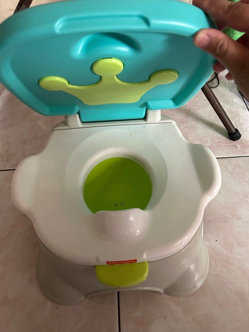 Potty Trainer with sounds (Category: Toilet Training) located in Manila. Submitted by sofiatanya (Listing ID 1210436286, Image 2). Description: Never pa nagamit. Ayaw talaga ng anak ko gamitin. Tumutunog siya tuwing may pupu at wiwi lalagyan lang ng battery. Original price is 1800. Loc: Tondo.