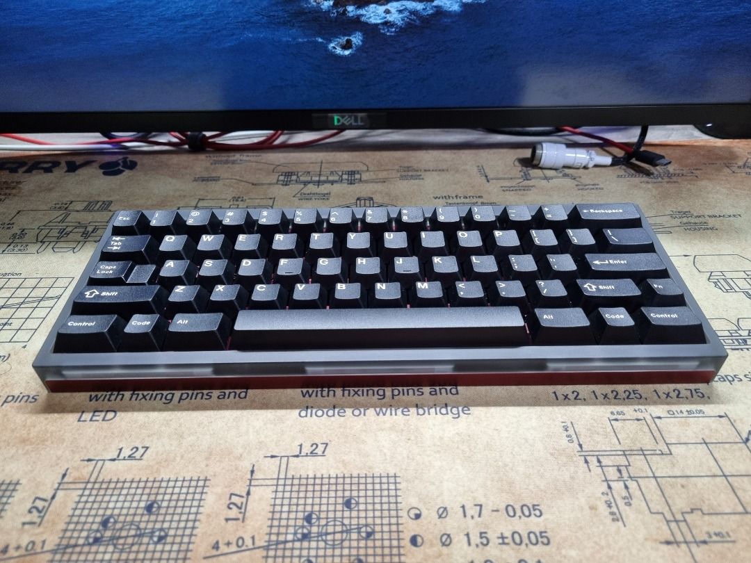 QK60 - Smokey PC Top, Burgundy Bottom, Computers & Tech, Parts ...