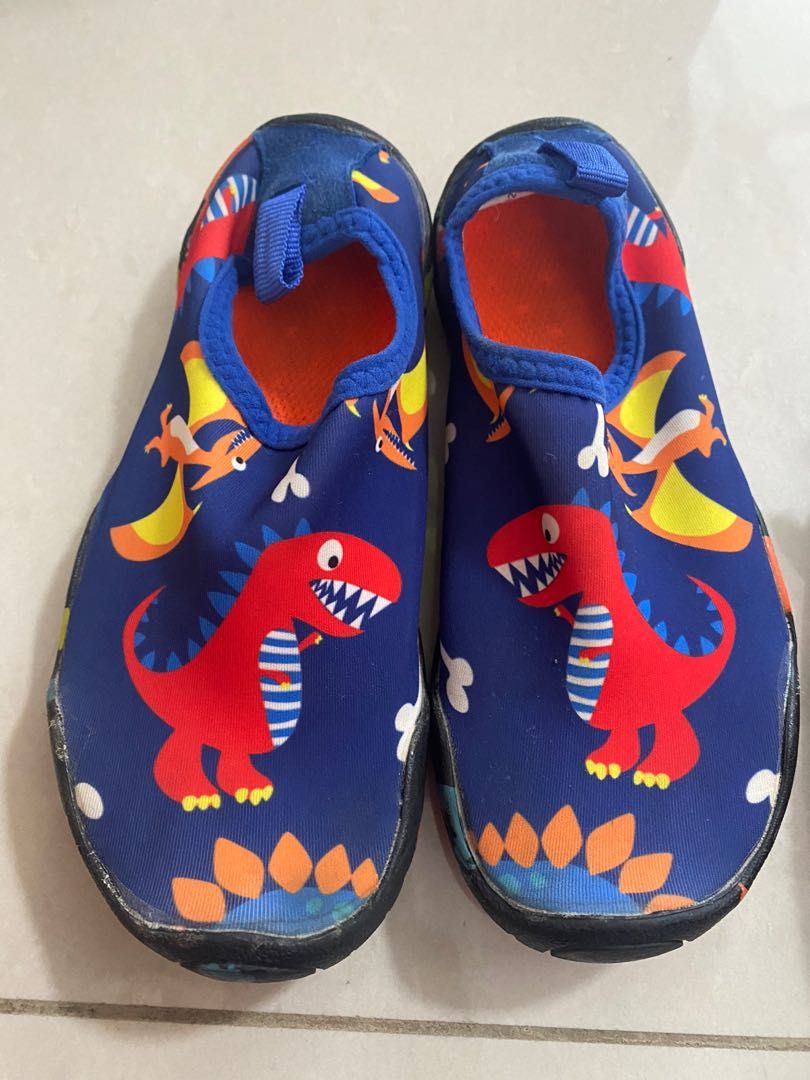 Childrens pool shoes top