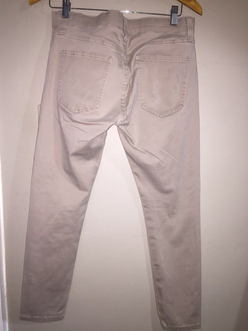 Uniqlo Smart Pants - Stretch (Category: Other Bottoms) located in Cainta. Submitted by mxlimited (Listing ID 1210453254, Image 2). Description: Uniqlo Smart Pants - Stretch Color : Beige Size : Medium ( Waist 30 , Length 35) Fabric: 96% Cotton 4 % Spandex Condition: 95 % in good condition no issues Payment: Gcash , Bdo.