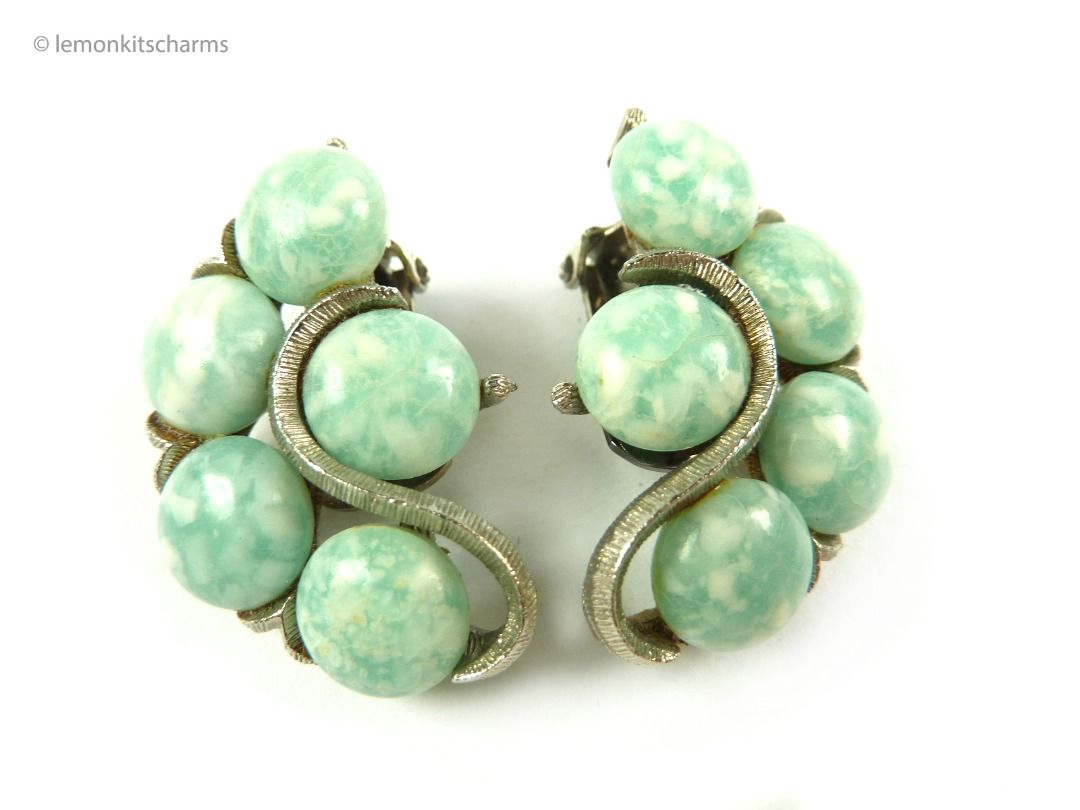 Vintage 1950s Kramer Light Green Cluster Clip Earrings er2148 c