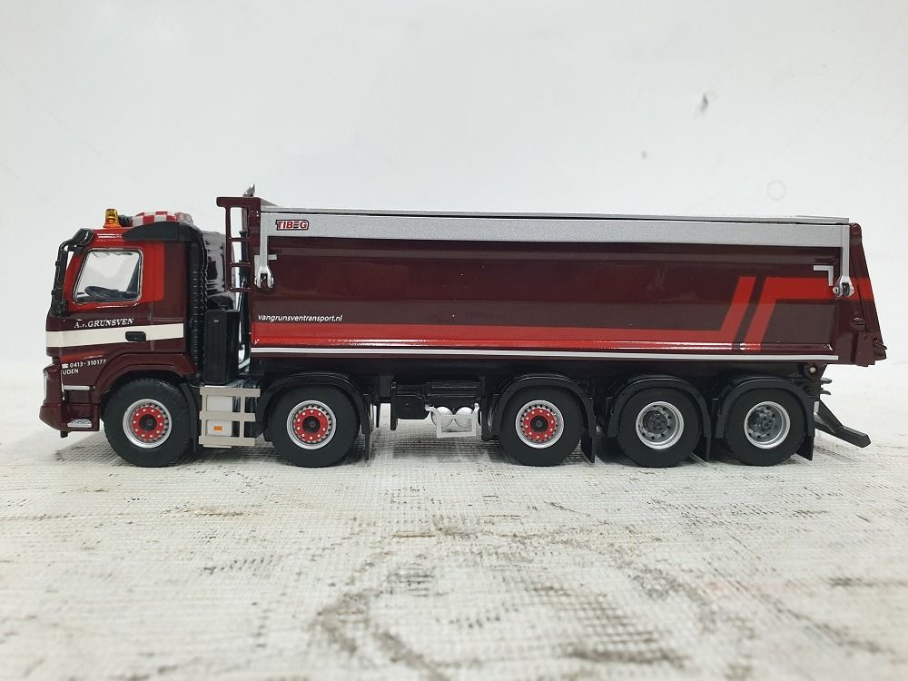 Voitures, camions et fourgons miniatures blancs Volvo 1:50