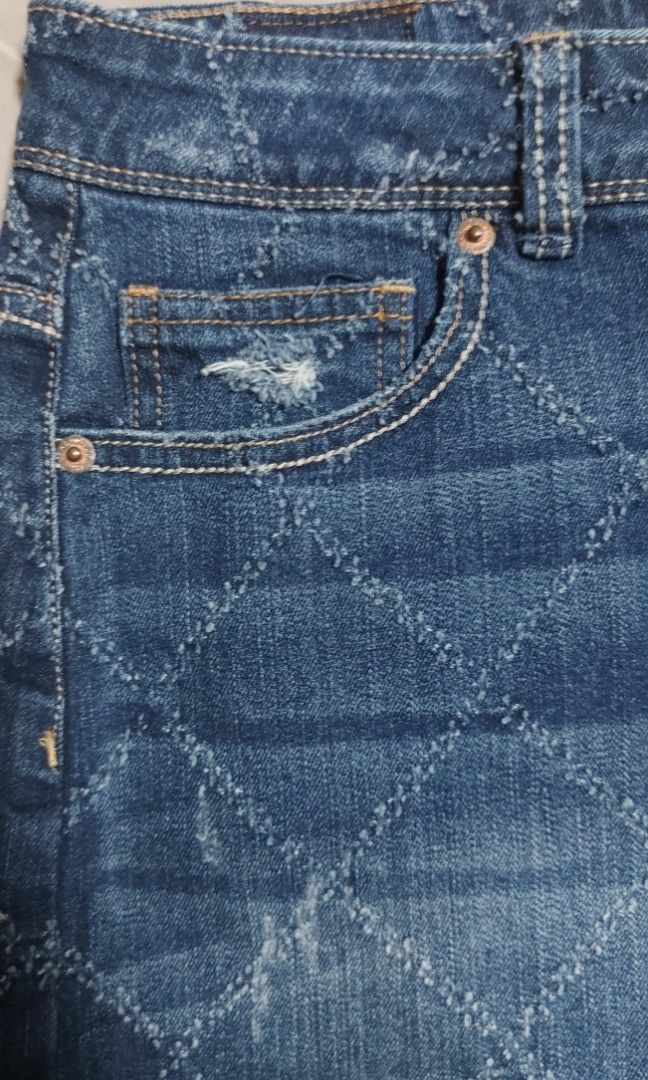 Aeropostale Denim Mini Skirt (Category: Skirts) located in Marikina City. Submitted by mysimplejoys (Listing ID 1207068611, Image 2). Description: Denim Mini Skirt. Size 10: low waist 16.5" (33"), hips 19" (38"), front length 12"/back length 13.5". slightly used..
