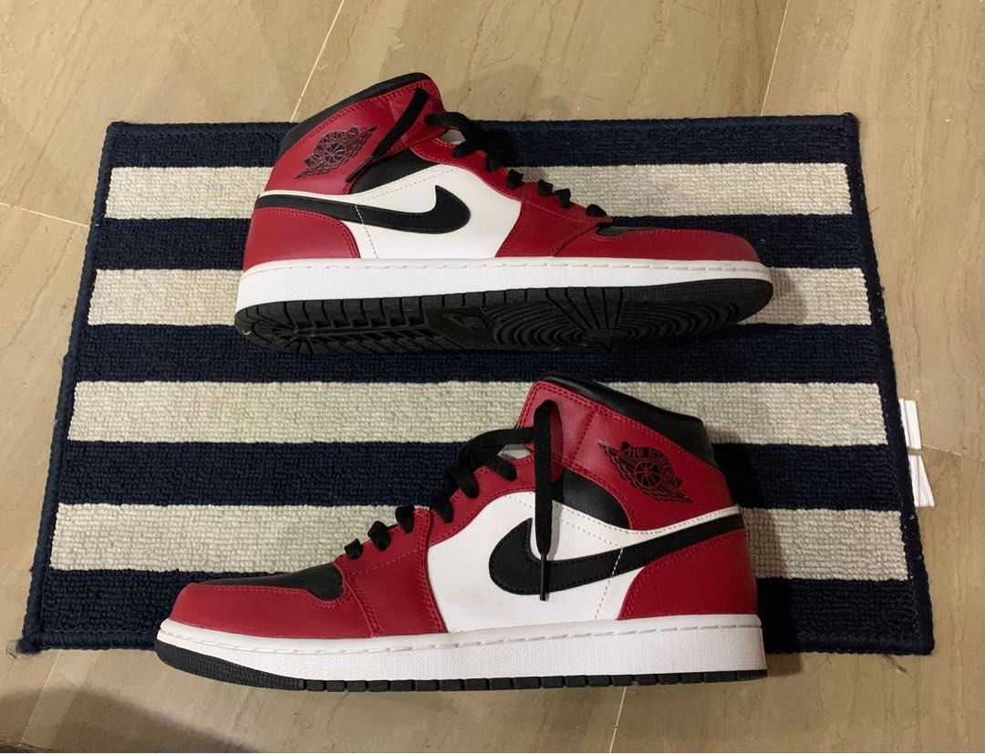 Air jordan 1 chicago mid black toe