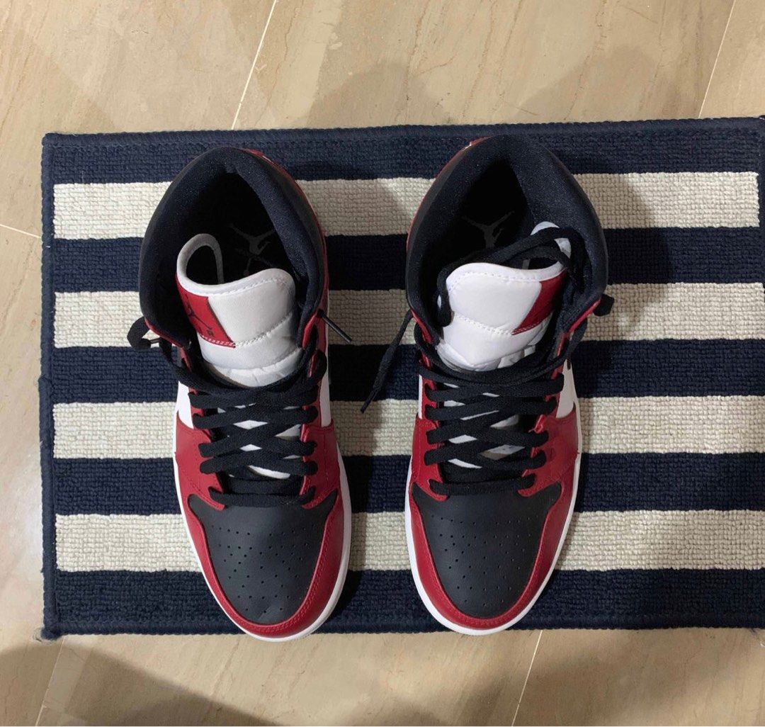Air jordan 1 chicago mid black toe