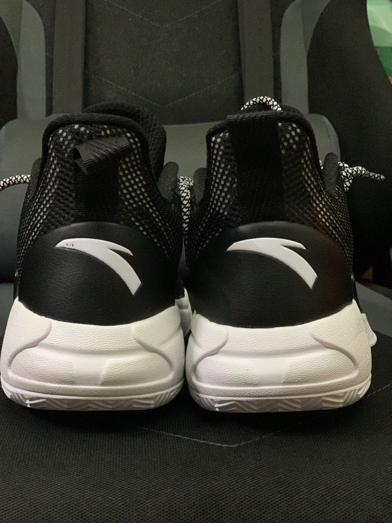 who wears anta shoes in the nba