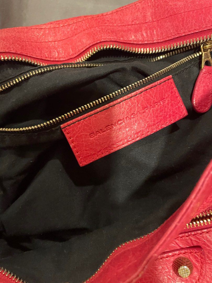 Authentic Balenciaga Giant City (Category: Luxury Bags & Wallets) located in Pasig City. Submitted by schweenietodd (Listing ID 1207140717, Image 3). Description: Damage to attached mirror shipping exclusive of price.