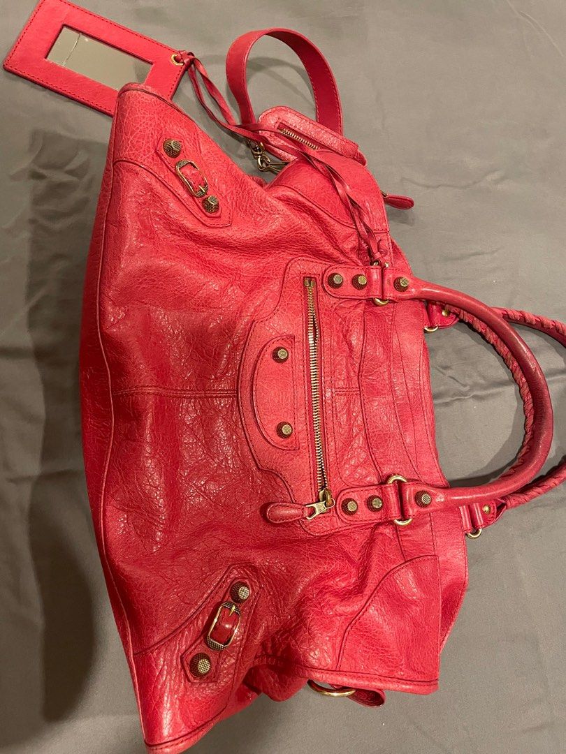 Authentic Balenciaga Giant City (Category: Luxury Bags & Wallets) located in Pasig City. Submitted by schweenietodd (Listing ID 1207140717, Image 2). Description: Damage to attached mirror shipping exclusive of price.