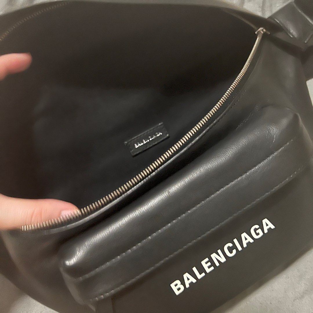 balenciaga everyday leather belt bag
