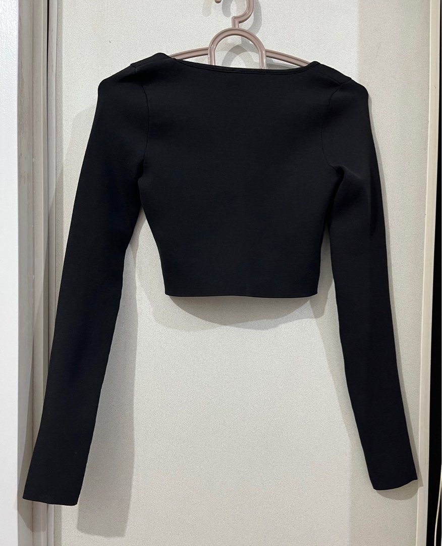 Black Long-sleeves Crop Top, Women's Fashion, Tops, Others Tops on Carousell