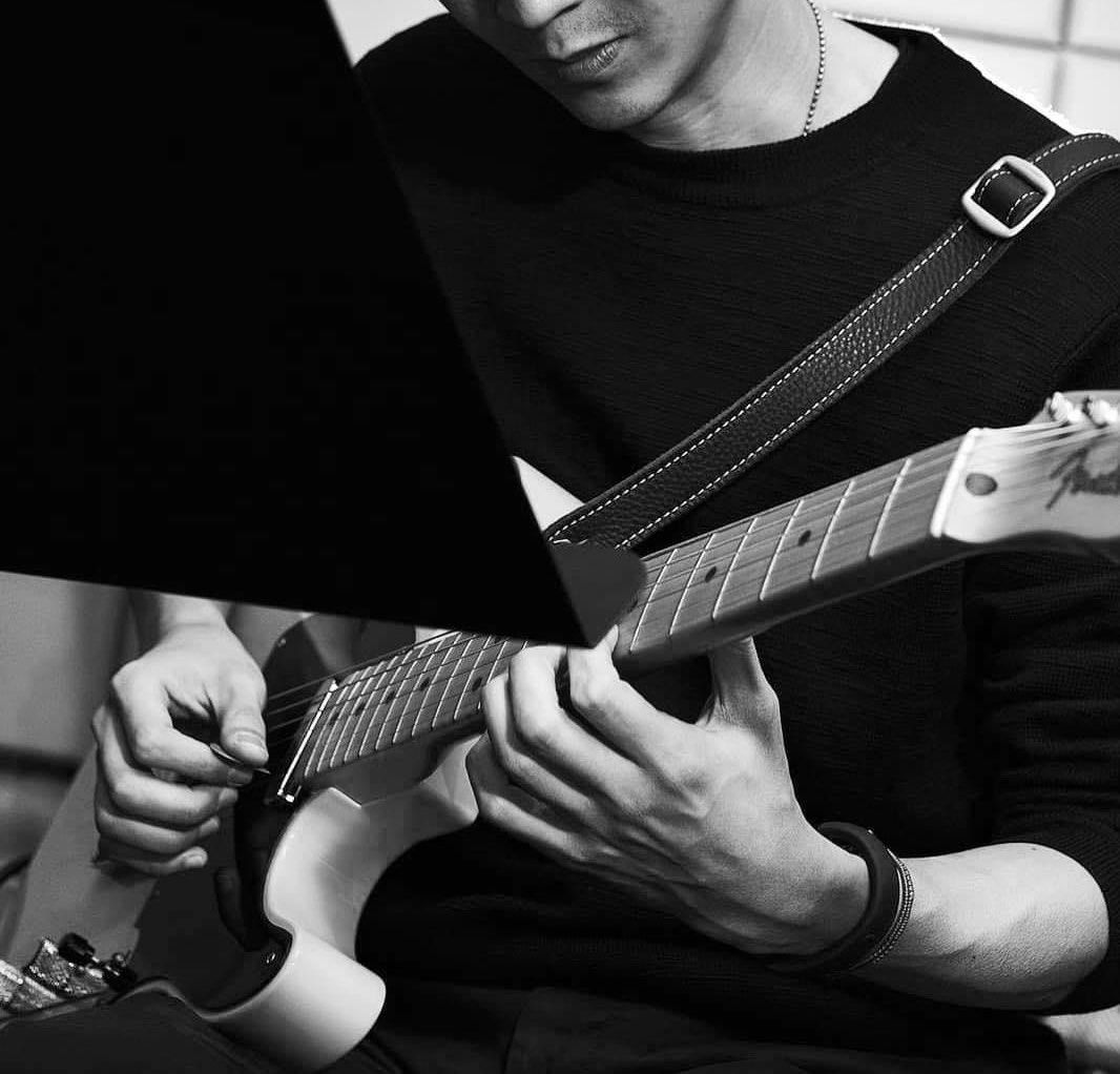 Guitar Lesson - Electric/Acoustic Guitar - 結他課程 : 電結他 / 木結他 （分類：徵收）位於 Hong Kong。 由 singdouble 提交（商品編號 1207168077，圖片 1）。簡介： Profile: https://linktr.ee/doubls Qualifications • Grade 8 - Rockschool RSL- Electric Guitar 電結他- Distinction • Grade 5 - Trinity College London 倫敦聖三一學院 - Electric Guitar 電結他- Merit • Grade 5 - The Associated Board of the Royal Schools of Music 皇家音樂學院 (ABRSM) - Theory of Music 音樂理論 - Merit Private Guitar Lesson: Electric Guit