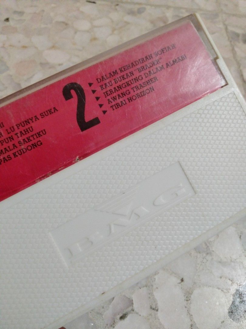 Kaset Wings album Jerangkung dalam almari 1991, Hobbies & Toys, Music