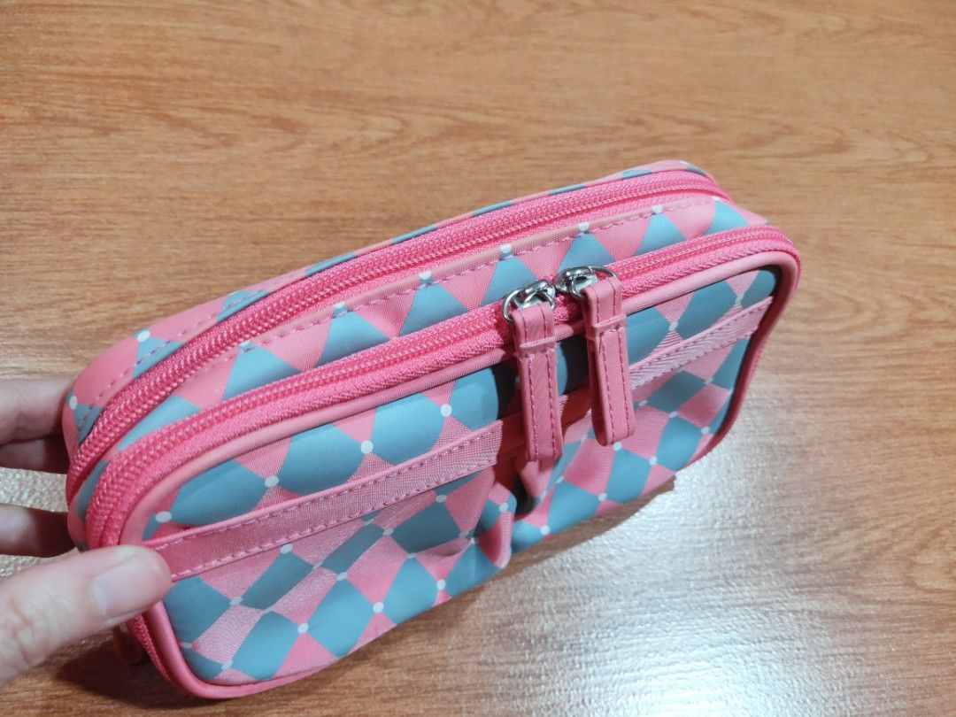 Make-Up Kit Organizer (Category: Makeup) located in Makati City. Submitted by lishey (Listing ID 1207090056, Image 3). Description: Make-Up Kit Organizer Has detachable mirror inside (as shown in the pics) RFS: Decluttering stuff Mode of Payment: Gcash or BPI Delivery can be made thru Grab or Lalamove. Shipping/Delivery fee is shouldered by the buyer..