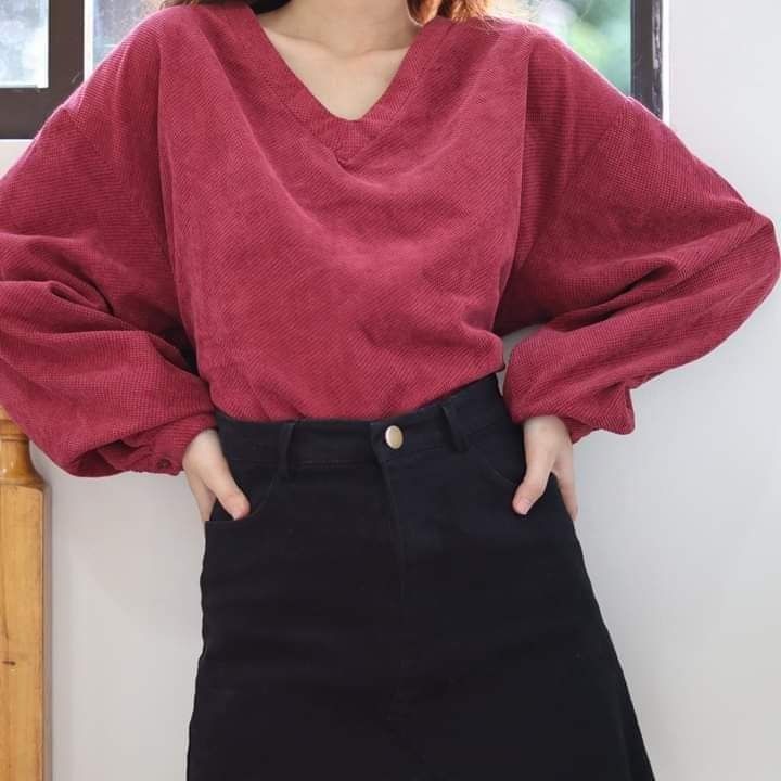 Maroon Longsleeves Sweaterp (Category: Longsleeves) located in Quezon City. Submitted by vanelope (Listing ID 1207094889, Image 1). Description: Non-Stretchable Small to Semi Large.