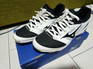 Cheap white sale baseball cleats