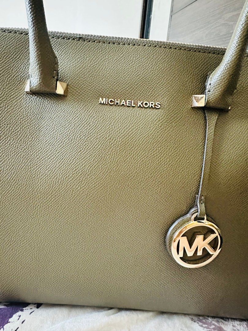 Original Michael Kors Houston Medium Crossgrain Leather Satchel, Luxury,  Bags & Wallets on Carousell