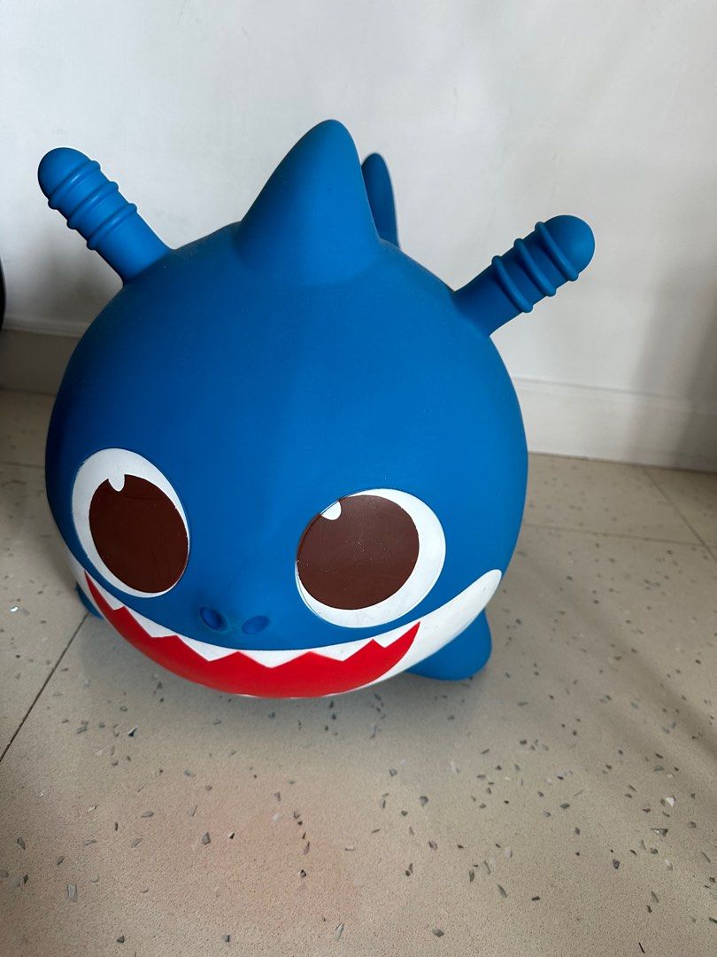 PINKFONG BABY SHARK inflatable jumpy ride, 興趣及遊戲, 玩具 & 遊戲類 - Carousell