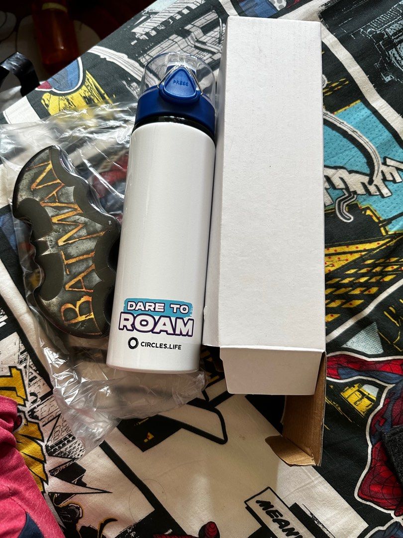 Random Bundle 2 (Category: Water Bottles & Tumblers) located in Singapore. Submitted by yjthefirst (Listing ID 1206959883, Image 1). Description: 1 water bottle and 1 Batman t shirt (size M) and a avengers posted and poster holder.