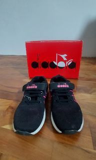 Sepatu hitam anak diadora