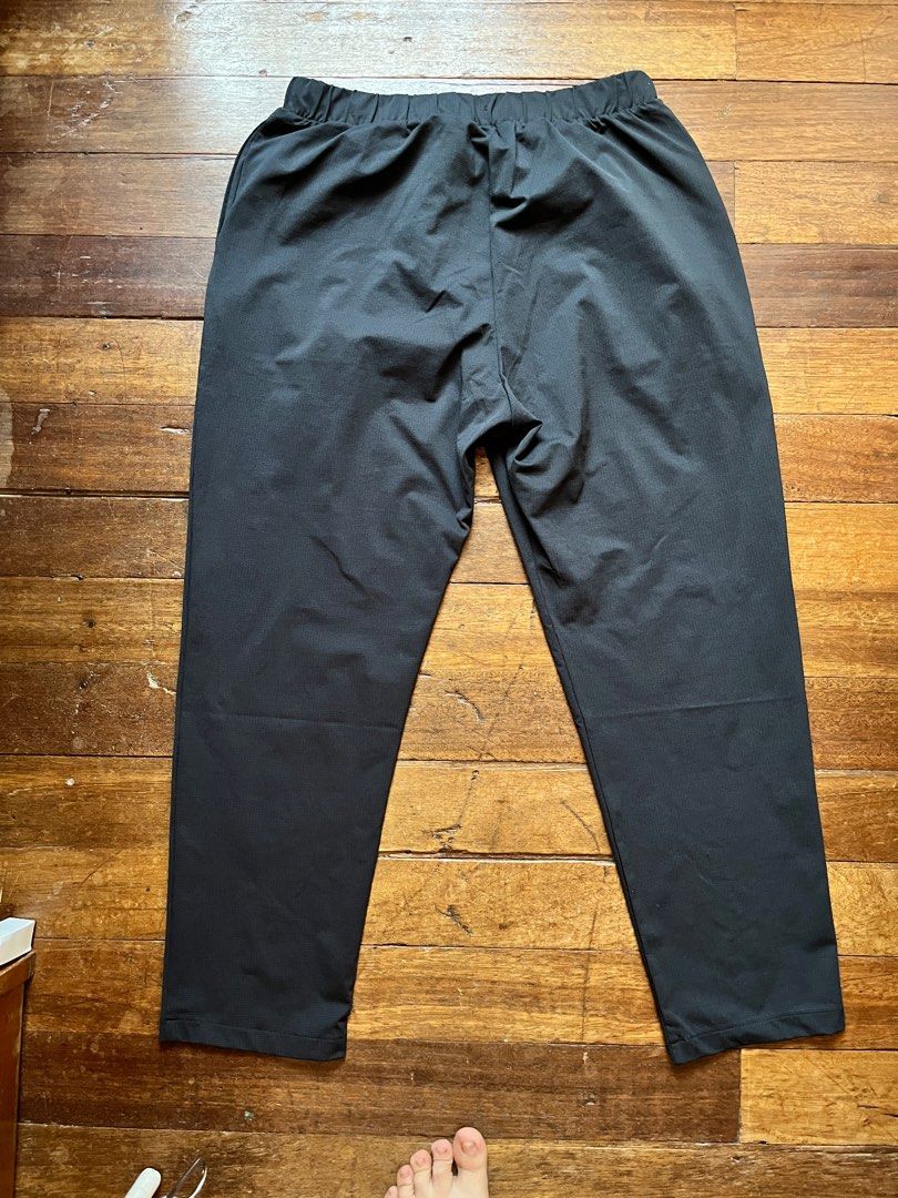 Uniqlo ultra stretch active airy tapered pants, Women's Fashion, Bottoms,  Jeans & Leggings on Carousell